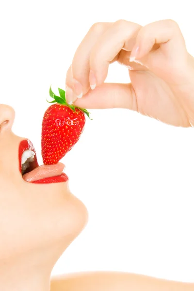 Junges Mädchen isst Erdbeere — Stockfoto