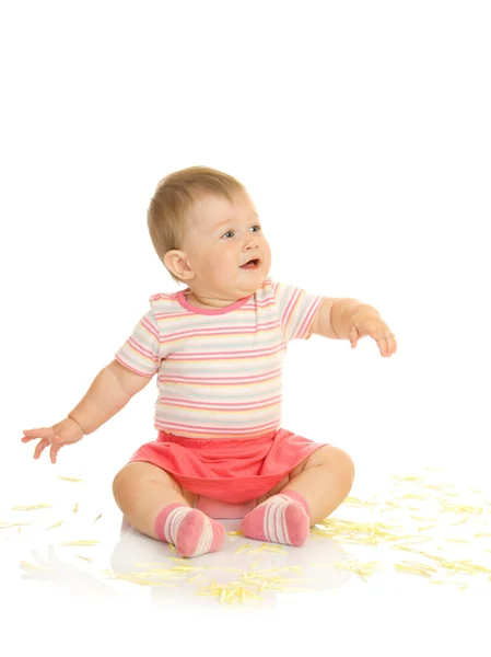 Sentado bebé pequeño con pétalos amarillos — Foto de Stock
