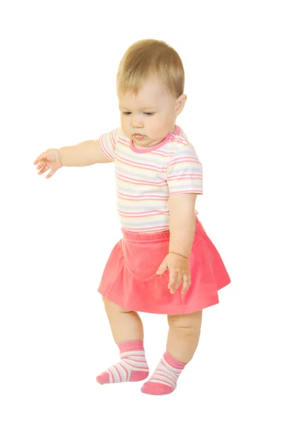 Первые шаги маленького ребенка в красном платье — стоковое фото