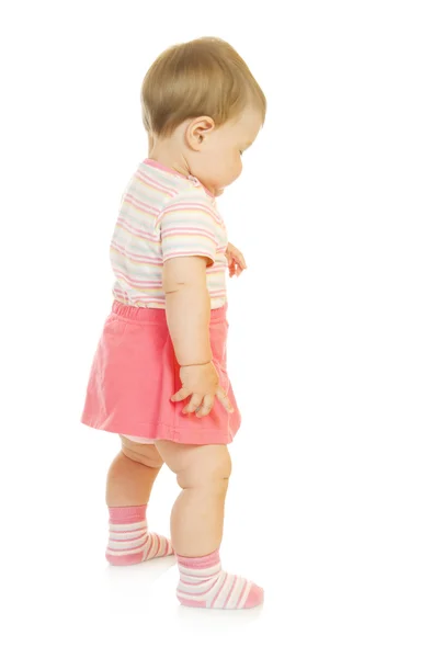 Primeiros passos do bebê pequeno em vestido vermelho — Fotografia de Stock