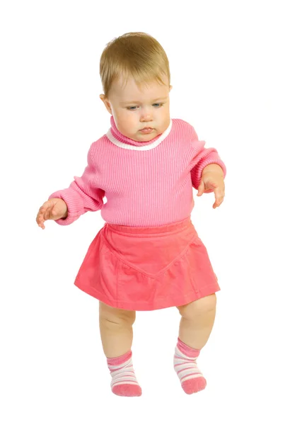 Eerste stappen van kleine baby in rode jurk — Stockfoto
