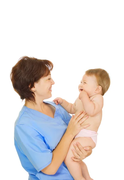 小さな笑みを浮かべて赤ちゃん人里を保持している医者します。 — ストック写真