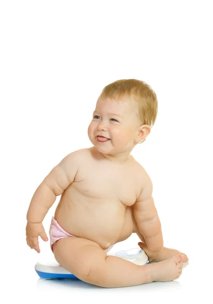 Małe dziecko w domu wagi na białym tle — Zdjęcie stockowe