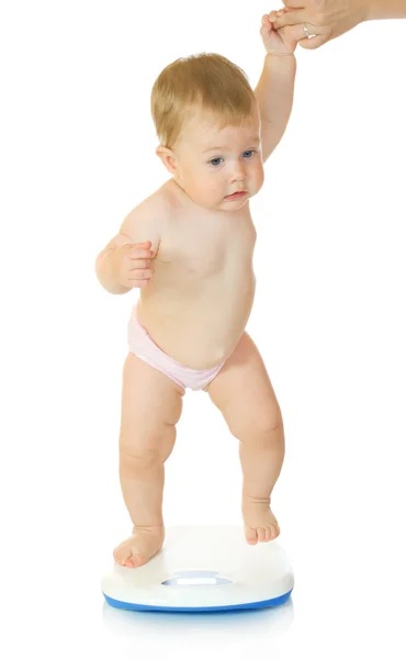 Małe dziecko w domu wagi na białym tle na wh — Zdjęcie stockowe