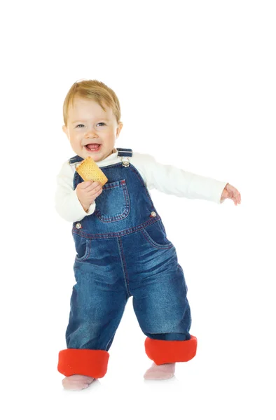 Маленький улыбающийся ребенок с печеньем — стоковое фото