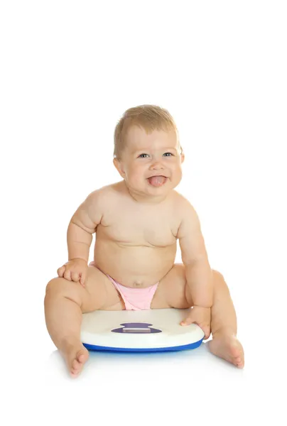 Małe dziecko w domu wagi na białym tle — Zdjęcie stockowe