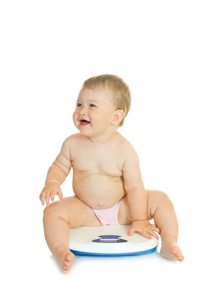 Маленький ребенок на домашних весах изолирован — стоковое фото