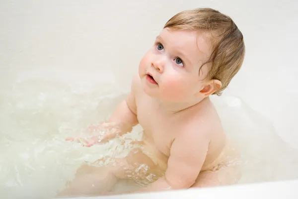Маленький купающийся ребенок — стоковое фото