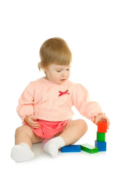 Маленький ребенок с изолированной игрушечной пирамидой — стоковое фото