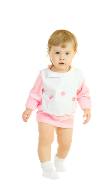 Klein meisje lopen in roze jurk — Stockfoto