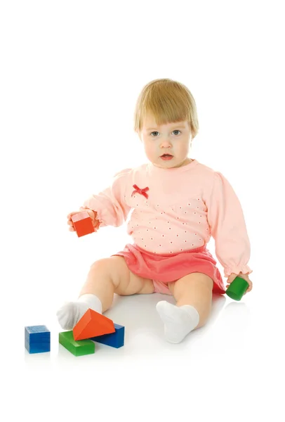 Małe dziecko z piramidy zabawka na białym tle — Zdjęcie stockowe