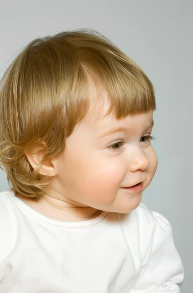 Студийный портрет маленькой улыбающейся девочки — стоковое фото