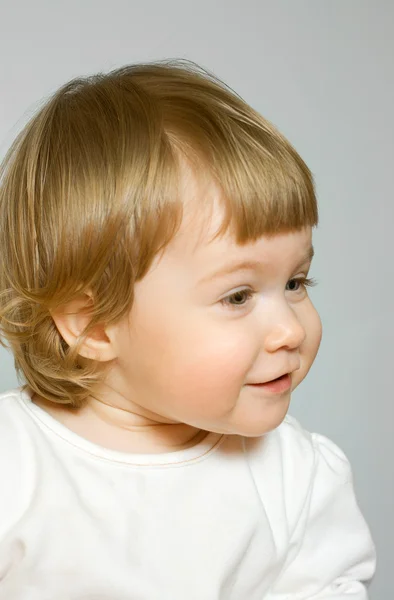 Retrato de estudio de una niña sonriente — Foto de Stock