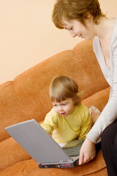 stock image Mother with daughter on sofa with laptop