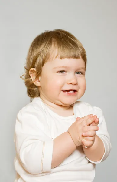 Studiový portrét malé usmívající se dívka — Stock fotografie