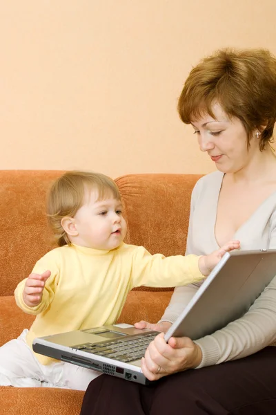 小さな女の子とノート パソコンを持つ母 — ストック写真