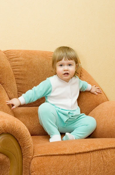 Маленький улыбающийся ребенок на кресле — стоковое фото