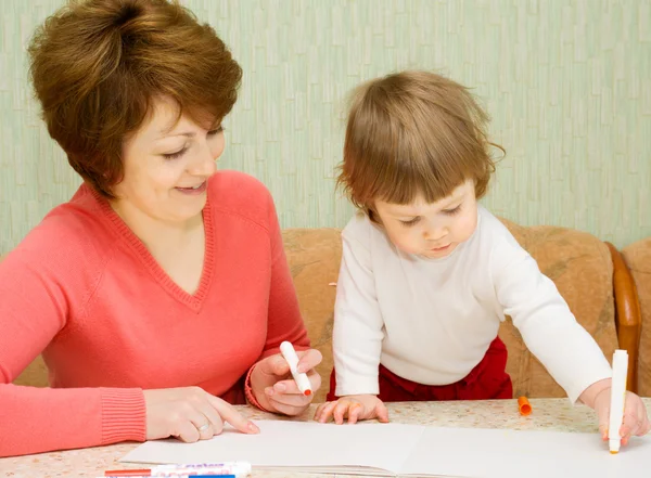 Painting small girl with mother — Stock Photo, Image