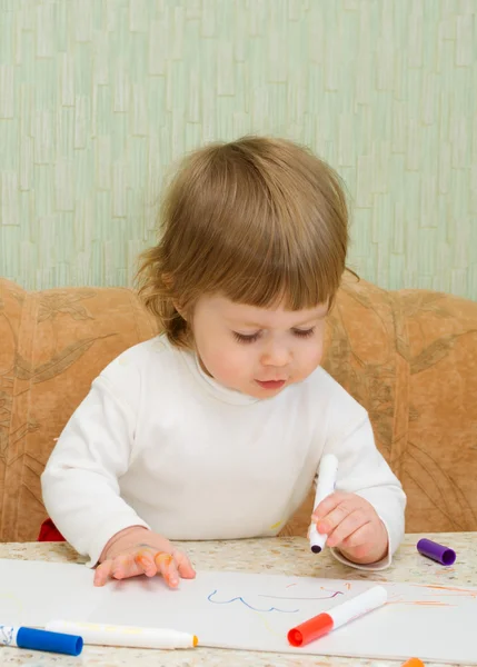 Κορίτσι μικρό χαριτωμένο ζωγραφική στο σπίτι — Φωτογραφία Αρχείου