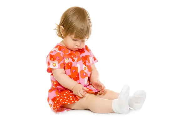 Mała dziewczynka w czerwonej sukience z zabawkami Puchar — Zdjęcie stockowe