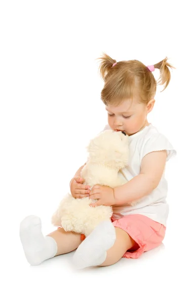 Seduto piccola ragazza con orso giocattolo — Foto Stock