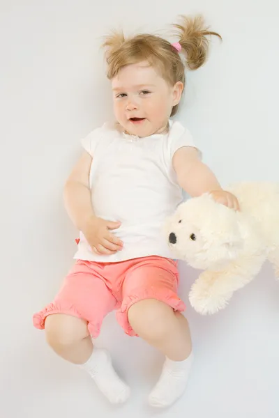 Маленькая девочка с игрушечным медведем — стоковое фото