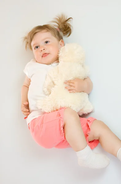 Kterým se malá holčička s hračka medvěd — Stock fotografie