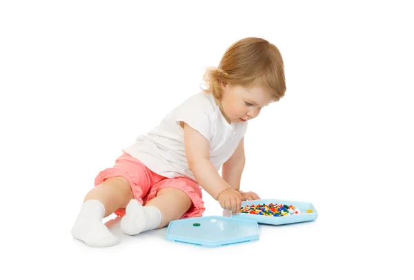 Маленька дівчинка з іграшковою мозаїкою ізольована — стокове фото