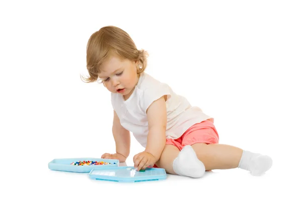Маленькая девочка с игрушечной мозаикой — стоковое фото