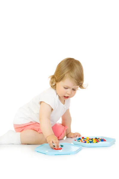 Menina pequena com brinquedo mosaico isolado — Fotografia de Stock