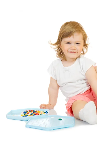 Маленькая девочка с игрушечной мозаикой изолированы — стоковое фото