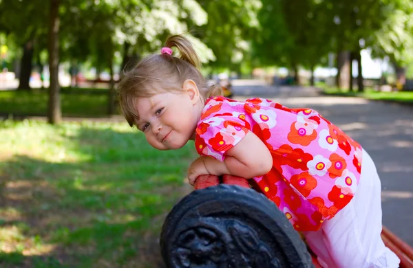 Parktaki küçük kız. — Stok fotoğraf