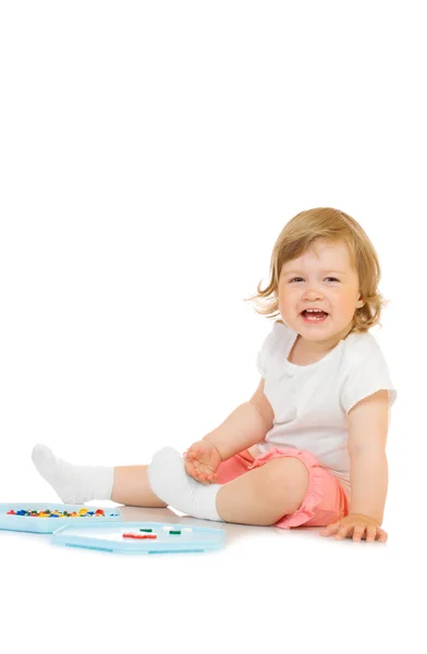 Kleines Mädchen mit Spielzeugmosaik isoliert — Stockfoto