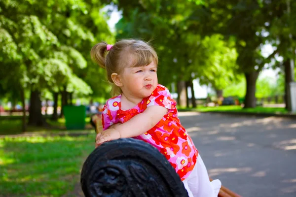 Menina no parque — Fotografia de Stock