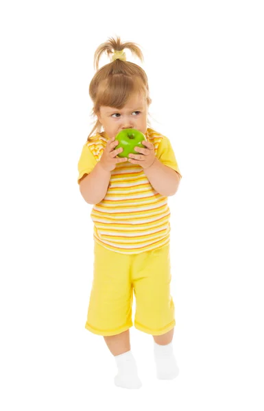 Ragazzina con mela in pantaloni gialli e — Foto Stock