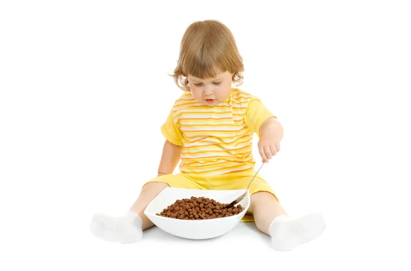 Menina pequena comer flocos isolados — Fotografia de Stock