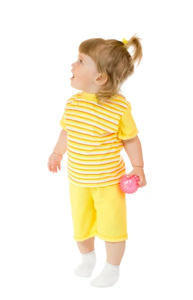 Kleine lachende meisje met speelgoed bal — Stockfoto