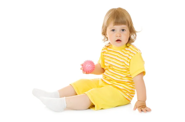 Menina sorridente pequena com bola de brinquedo — Fotografia de Stock