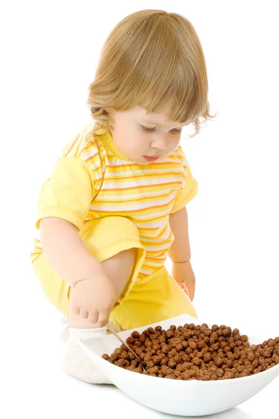 Μικρό κορίτσι να φάνε νιφάδες καλαμποκιού — Φωτογραφία Αρχείου