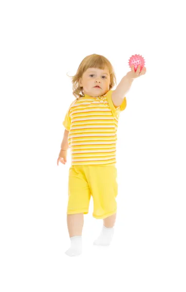 Menina sorridente pequena com bola de brinquedo — Fotografia de Stock