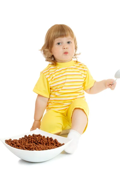 Kis lány enni kukoricapehely — Stock Fotó