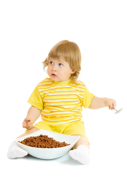 Маленькая девочка ест хлопья. — стоковое фото