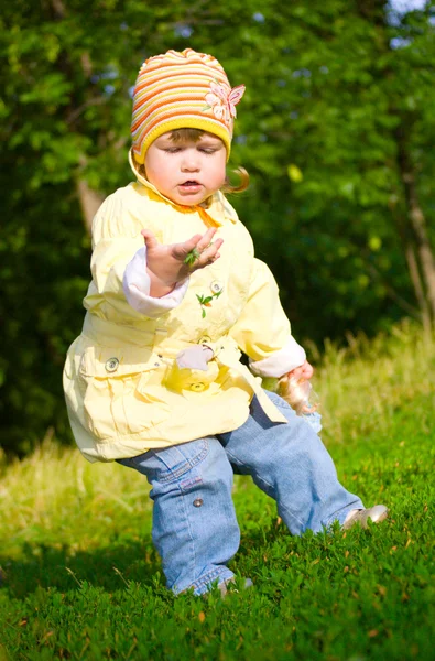 Маленька дівчинка гуляє в парку — стокове фото