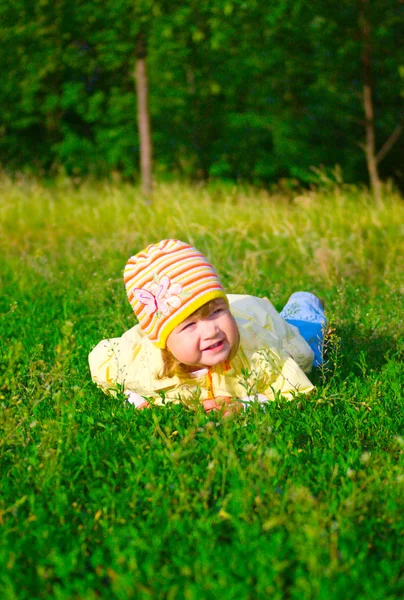 Kis mosolygó kislány nyári előtérbe — Stock Fotó