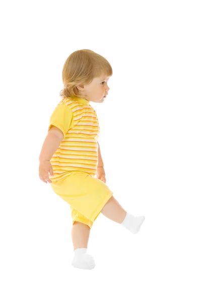 Caminante chica en camisa amarilla y pantalones — Foto de Stock