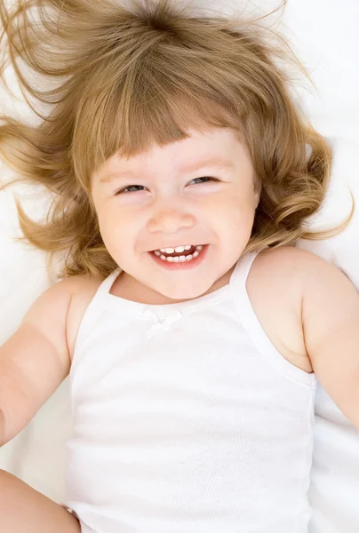 Портрет маленькой улыбающейся девочки — стоковое фото