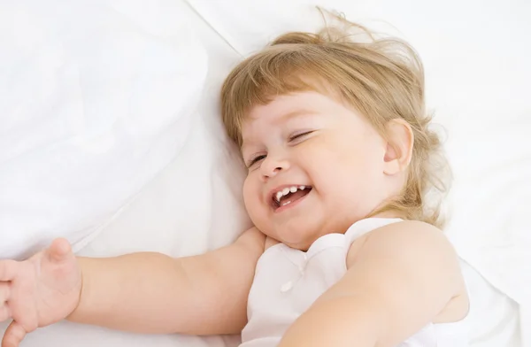 Yatakta küçük bir kız — Stok fotoğraf