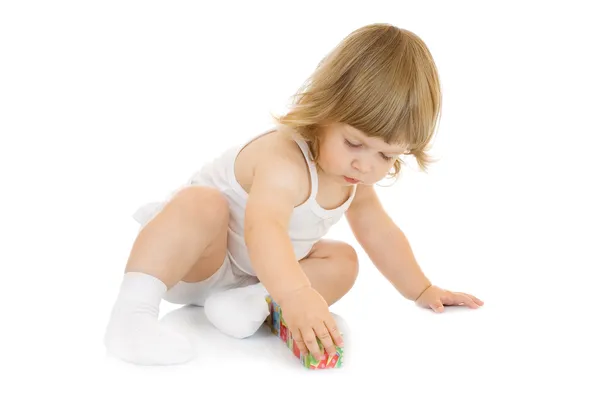 Kleines Mädchen mit Spielzeugwürfeln — Stockfoto