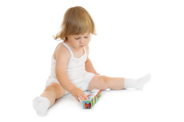 Маленькая девочка с изолированными кубиками — стоковое фото