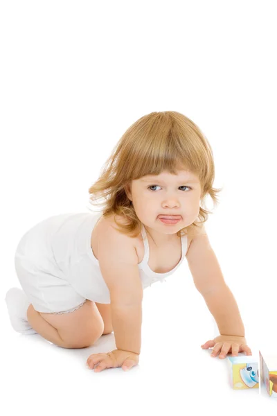 Kleines Mädchen mit Spielzeugwürfeln — Stockfoto